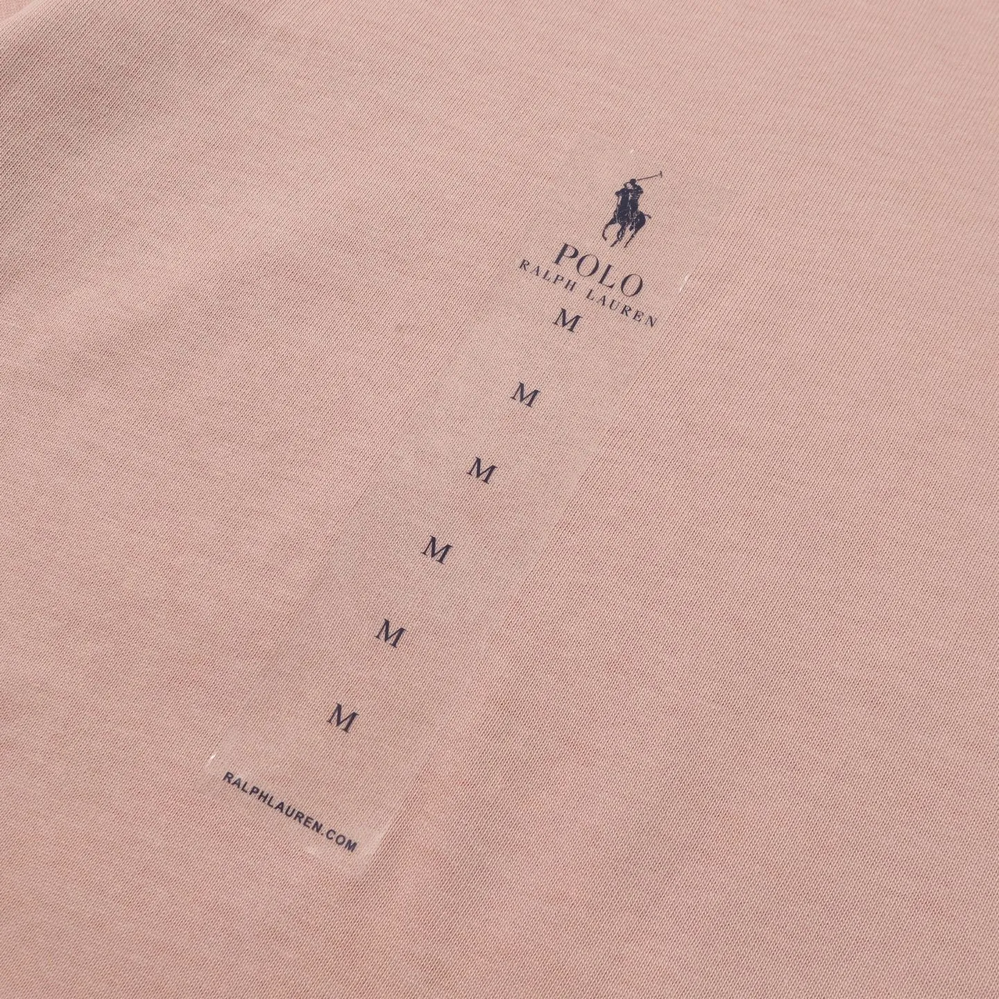 P130 Style number: 652 Brand reputation: Ralph Lauren is an internationally renowned high-end fashion brand, representing quality, style and status. Wearing its short sleeves can highlight consumers' taste and identity. Classic design: The brand has unique and enduring classic design elements, such as the polo logo, iconic color combinations, etc., which are both fashionable and recognizable. High-quality fabric: Made of double yarn 280g fabric, usually made of high-quality cotton fabric, which is soft, breathable, and sweat-absorbent, comfortable to wear, and suitable for various occasions and seasons. Exquisite craftsmanship: Pay attention to detail processing and production technology, neat stitching, and tailoring to ensure the durability and beauty of the clothing. Diversified styles: covering a variety of styles from casual to formal, simple to gorgeous, meeting the individual needs and wearing scenarios of different consumers. Strong matchability: Can be matched with a variety of bottoms, jackets and accessories to easily create a variety of different fashion looks. Inheritance and innovation: While maintaining the traditional charm of the brand, we constantly innovate designs and incorporate new fashion elements to keep our products attractive. Brand values: The American lifestyle and positive values ​​conveyed by Ralph Lauren are also recognized and yearned for by consumers. Color: Black White Gray Blue White Blue Red Pink Sky Blue Bean Green Burgundy Complete Sizes: S, M, L, XL,